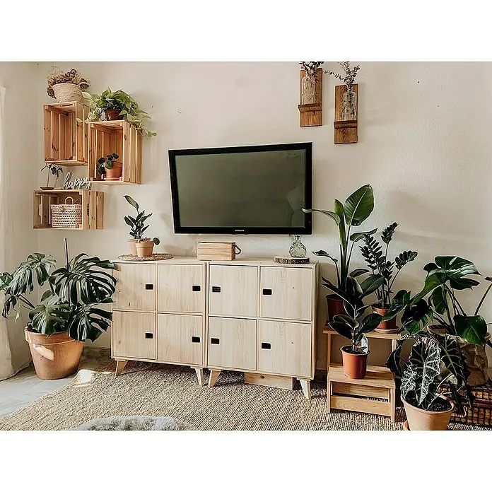 Astigarraga Dinamic Holzregal - H x B x T: 70,8 x 70,8 x 33 cm, Traglast pro Boden: 50 kg, Anzahl Böden: 2 Stk., Schrauben, Natur - Wohnzimmer-Interieur mit hellem Holzschrank, Fernseher, Zimmerpflanzen und dekorativen Holzkisten an der Wand für ein gemütliches Ambiente.