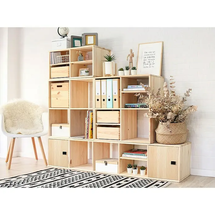 Astigarraga Dinamic Holzregal - H x B x T: 36,2 x 36,2 x 33 cm, Traglast pro Boden: 50 kg, Anzahl Böden: 2 Stk., Schrauben, Natur - Ein helles Holzregal mit verschiedenen Fächern, dekoriert mit Pflanzen, Büchern und Körben, vor einer weißen Ziegelwand.