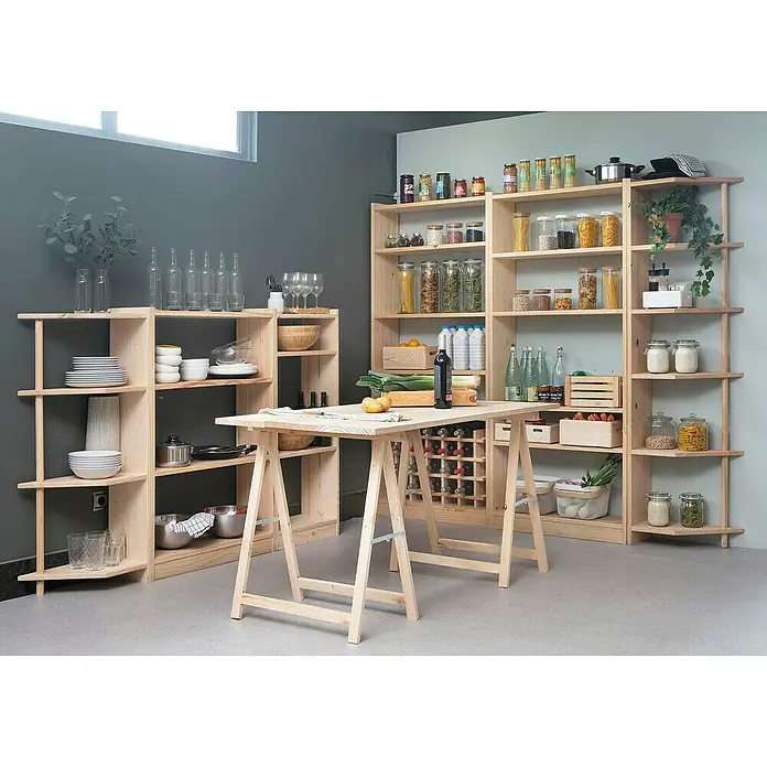 Astigarraga Holzklappbock Standard - Tragkraft: 400 kg, Höhe: 74 cm, Kiefer - Ein einladender Küchenraum mit einem Tisch und offenen Holzregalen voller Geschirr, Vorräte und Dekorationen.
