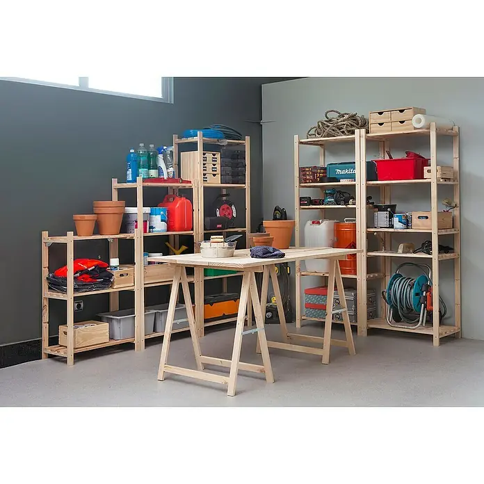 Astigarraga Holzklappbock StandardTragkraft: 400 kg, Höhe: 74 cm, Kiefer - Aufnahme von Holzregalen mit diversen Gegenständen und einem Holztisch in einem Arbeitsraum.