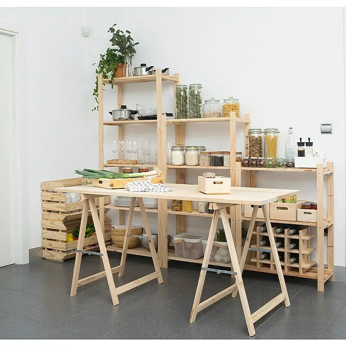 Astigarraga Holzklappbock Standard - Tragkraft: 400 kg, Höhe: 74 cm, Kiefer - Holzregale und ein Holztisch mit Lebensmitteln und Küchenutensilien schaffen eine natürliche und funktionale Küchenanordnung.