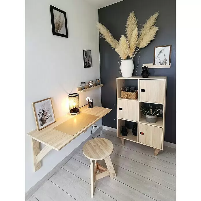 Astigarraga Estante para fotos - L x An x Al: 12,5 x 60 x 7 cm, Natural - Un escritorio plegable de madera clara con lámpara, taburete a juego y estantería modular en un rincón moderno.