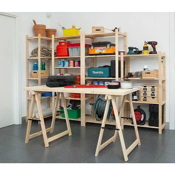 Astigarraga Holzklappbock Professionell - Tragkraft: 600 kg, Höhe: 75,5 cm, Kiefer - Werkstatt mit Regalen und Werkbank. Werkzeuge und Materialien sind ordentlich aufbewahrt. Das Werkzeug steht auf der Werkbank bereit für die Arbeit.