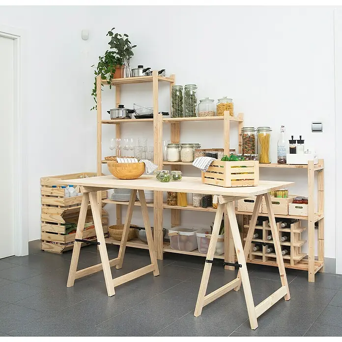 Astigarraga Holzklappbock Professionell - Tragkraft: 600 kg, Höhe: 75,5 cm, Kiefer - Eine helle Holzküche mit Regalen, einem Tisch mit einer hölzernen Tischplatte und gefüllten Vorratsgläsern. Praktisch und stilvoll.