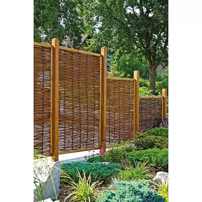 T & J Sichtschutzelement Fako - 120 x 100 cm, Braun - Geflochtene Weiden-Sichtschutzelemente mit Holzpfosten in einem Garten.