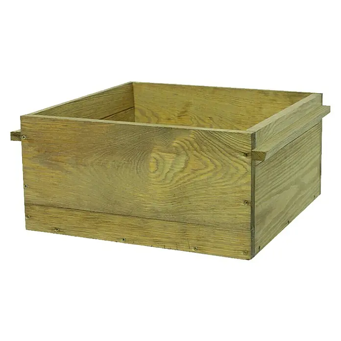 T & J Sichtschutzelement Labo 3D Regal geschlossen36 x 36 cm, Passend für: Labo-Weidengeflechtssystem, Braun - Ein rechteckiger, rustikaler Holzpflanzkasten in natürlicher Farbe, ideal für Garten und Terrasse, mit sichtbarer Holzmaserung und stabilen Ecken.