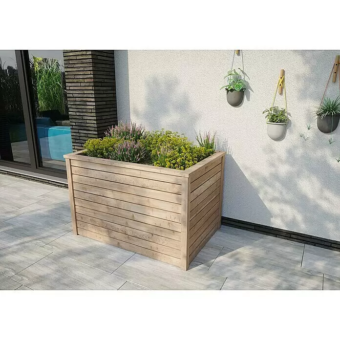 T & J Hochbeet Veijle - 85 x 125 x 80 cm, Holz, Hellbraun - Rechteckiger Pflanzkübel aus hellem Holz, gefüllt mit lila und gelben Pflanzen auf einer modernen Terrasse.