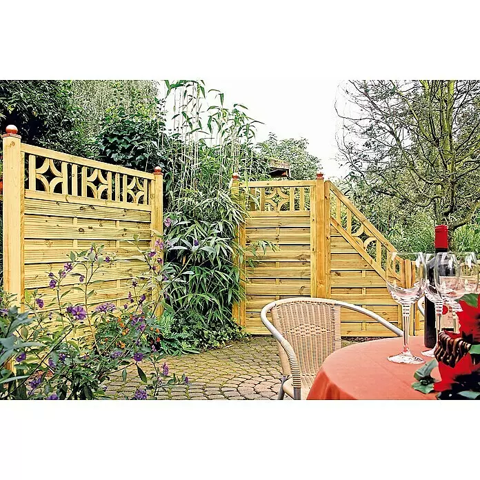 T & J Sichtschutzelement Antikzaun - B x H: 90 x 180 cm, Braun - Helles Holzzaunsystem für den Garten mit dekorativen Oberteilen, integrierten Stufen und Tor, um eine Terrasse in üppigem Grün abzugrenzen.