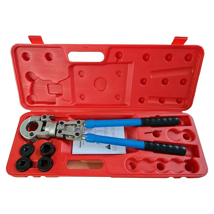 Handpresszangen-Set G Kontur - Passend für: Geberit Mepla Verbindungssystem - Eine Rohrzange mit blauem Griff in einem roten Werkzeugkasten. Das Set beinhaltet auch verschiedene Aufsätze.