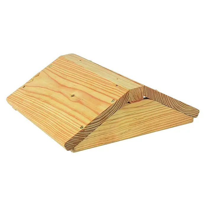 T & J Vogelhaus Aalborg24 x 24 x 14 cm, Hellbraun, Holz - Ansicht eines hellen, unbehandelten Holzmodells eines Satteldachs auf schwarzem Hintergrund. Das Holz weist eine deutliche Maserung auf.