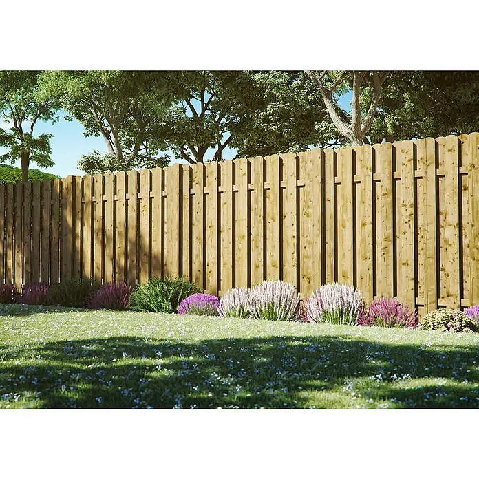 T & J Sichtschutzelement Lieke - B x H: 180 x 180 cm, Gerade, Braun - Nahaufnahme eines Holzzauns mit bunten Blumenbüschen im Garten, der für Privatsphäre und Schönheit sorgt.