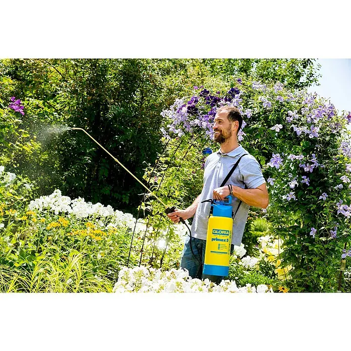 Gloria Drucksprühgerät Primex 5 mit Messing Verlängerungsrohr - 5 l - Mann verwendet eine Gloria primex 5 Druckspritze im Garten, um Pflanzen zu bewässern und sie gesund zu erhalten.