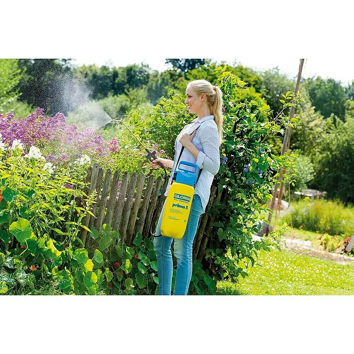 Gloria Drucksprühgerät Prima 5 mit Messing-Lanze & -Düse - 5 l - Frau verwendet Gloria Prima 5 Drucksprühgerät für die Gartenarbeit. Sprüht Blumen mit Pflanzenschutzmittel, um Schädlingsbefall zu verhindern.