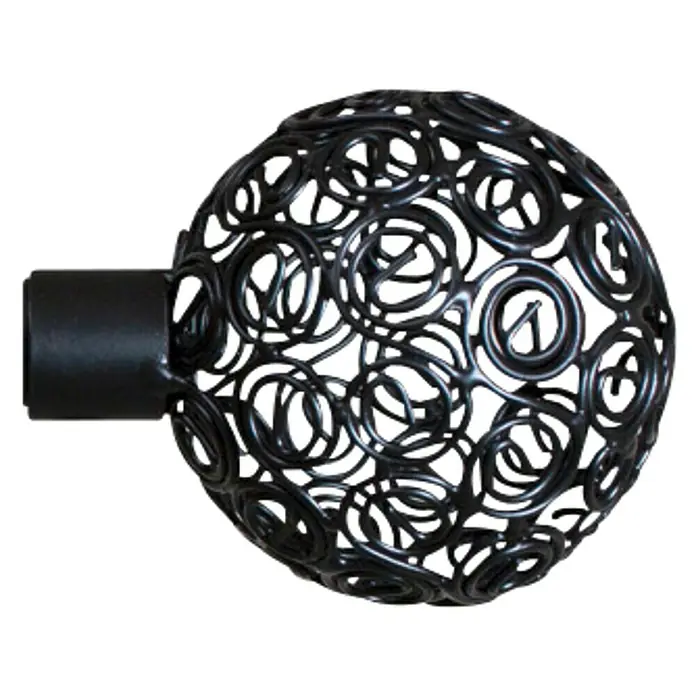 Tapa final esfera Orfebre - Negro, 1 ud. - Primer plano de un terminal de barra de cortina esférico negro con un intrincado diseño en espiral.