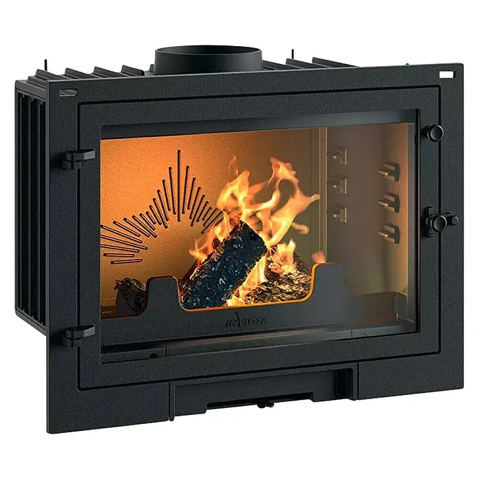 Invicta Hogar de leña 700 Elio - L x An x Al: 44,8 x 69,2 x 53,4 cm, 8 kW, 240 m³, Antracita - Chimenea Invicta con puerta abierta y leña ardiendo. La estufa es negra y tiene un diseño moderno.