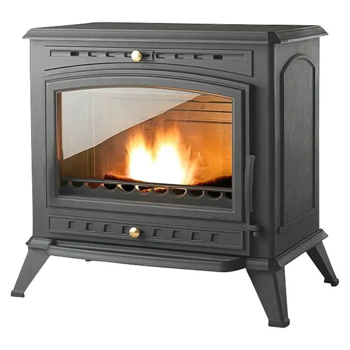 Invicta Estufa de leña Alma - 12 kW, Volumen de calefacción: 360 m³, Antracita - La imagen muestra una estufa de leña con una ventana de vidrio que muestra un fuego. La estufa es de color gris oscuro y tiene asas doradas.