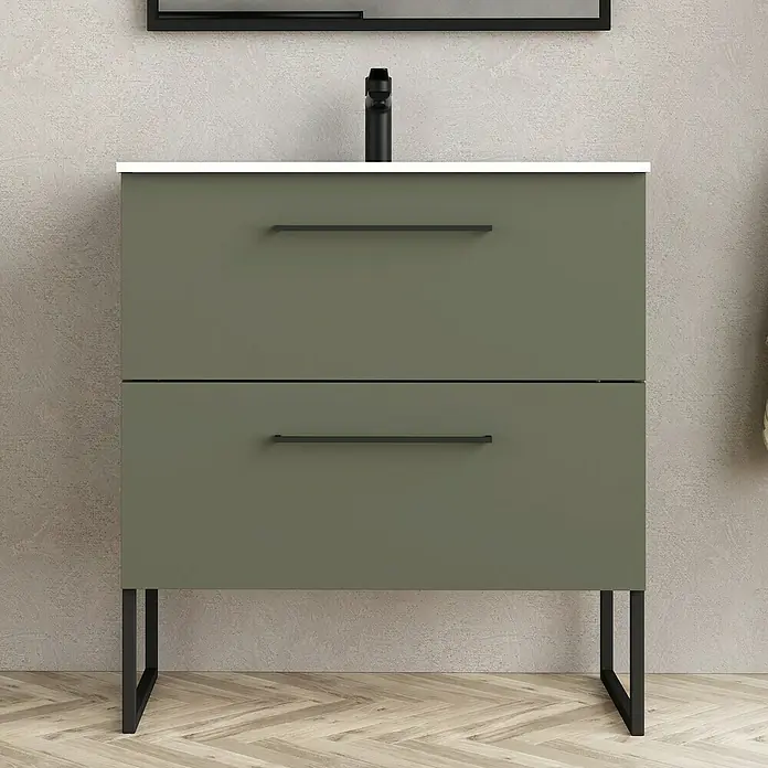Artysan Mueble bajo de lavabo Arosa - L x An x Al: 44,6 x 80 x 64 cm, Musgo - Un tocador moderno verde oliva con dos cajones, una encimera blanca y un grifo negro en el baño.