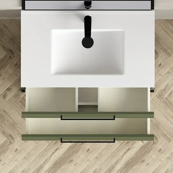 Artysan Mueble bajo de lavabo Arosa - L x An x Al: 44,6 x 80 x 64 cm, Musgo - Vista superior de un tocador moderno con encimera blanca, grifo negro y cajones abiertos en un baño con suelo de madera.