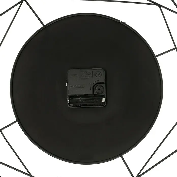 Wanduhr 3D - Durchmesser: 50 cm, Schwarz - Rückansicht einer geometrischen Wanduhr mit schwarzem Zifferblatt und sichtbarem Uhrwerk, das eine AA-Batterie benötigt.