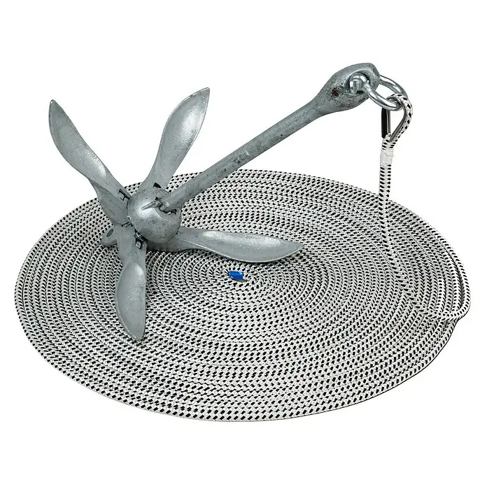 Seilflechter Ancla plegable con cabo de amarre - 6 kg - Un ancla plegable plateada descansa sobre una cuerda enrollada, ideal para la navegación y asegurar un agarre seguro en el agua.