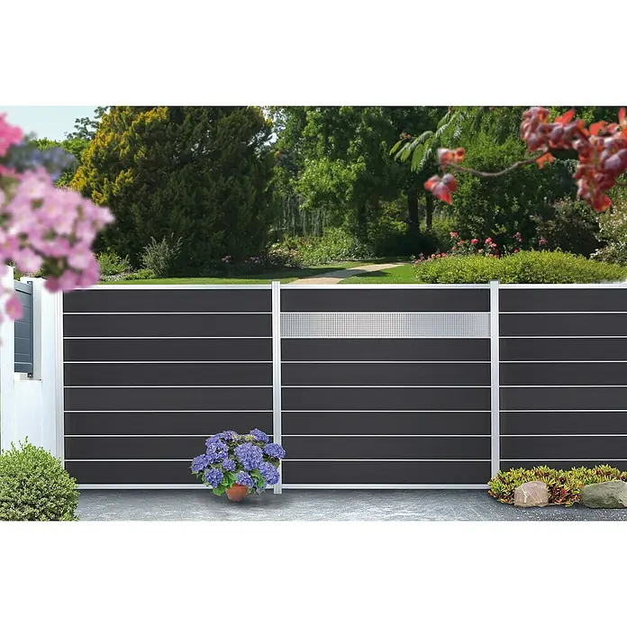 T & J Zaunpfosten-Set - 6,8 cm x 68 mm x 240 cm, Silber, Aluminium - Bild einer modernen schwarzen Zaunanlage mit horizontalen Linien und silbernen Akzenten, umgeben von grüner Natur.