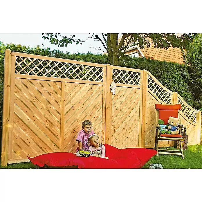 T & J Sichtschutzelement Classico Krone - B x H: 90 x 140 cm, Hellbraun - Heller Holzzaun mit Rankgitter, als Sichtschutz in einem Familiengarten.