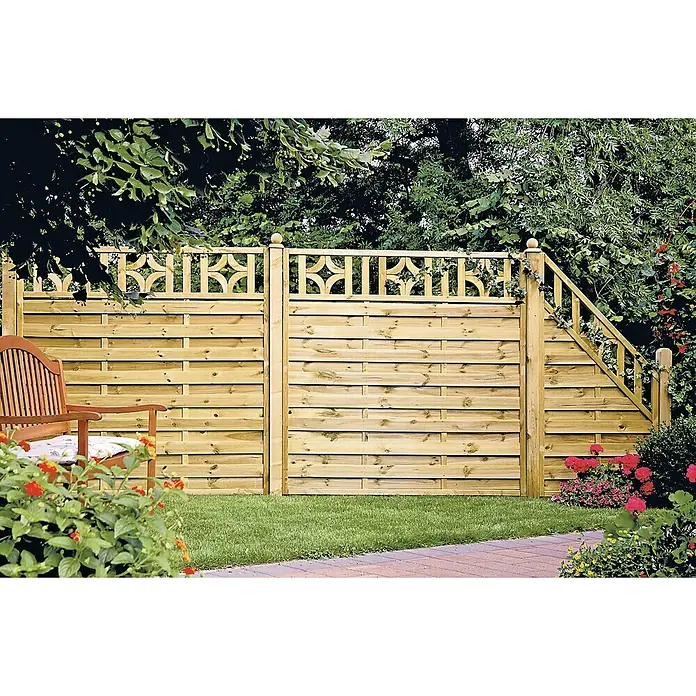 T & J Sichtschutzelement Olymp - 90 x 90/180 cm, Braun - Gartenszene mit einem hellbraunen Holzzaun mit dekorativem Gitterwerk und einem hölzernen Gartensessel im Vordergrund.