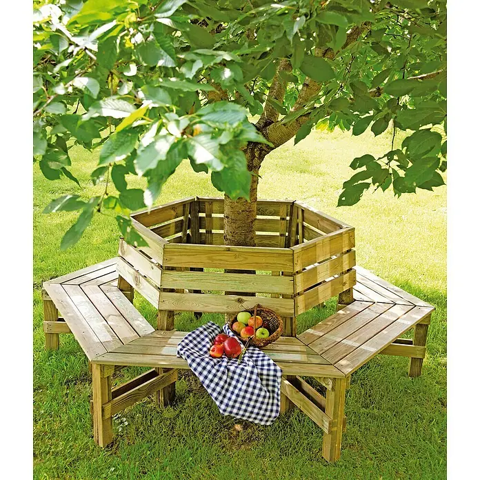 T & J Gartenbank Felix - 230 x 230 x 103 cm, Braun - Baumbank aus Holz mit einem Korb Äpfel und einem blau-weiß karierten Tuch darunter, unter einem grünen Baum im Gras.
