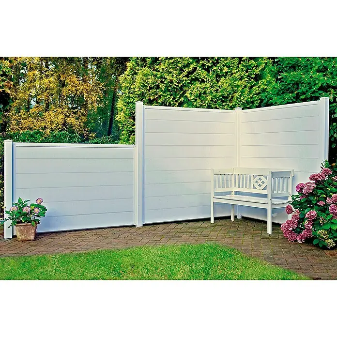 T & J Lightline Rahmenprofil - L x B x H: 2,5 x 200 x 5 cm, Geeignet für: Sicht- und Windschutz, Kunststoff, Weiß - Eine weiße Sichtschutzwand mit einer Sitzbank, die einen privaten und stilvollen Gartenbereich schafft. Dekorative Blumen zieren die harmonische Gartenecke.