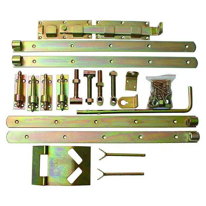 T & J Doppeltorbeschlag Premium - L x B x H: 5 x 60 x 30 cm, Stahl - Nahaufnahme eines kompletten Satzes goldfarbener Torbeschläge, einschließlich Riegel, Scharniere und Schrauben, ideal für die Installation.