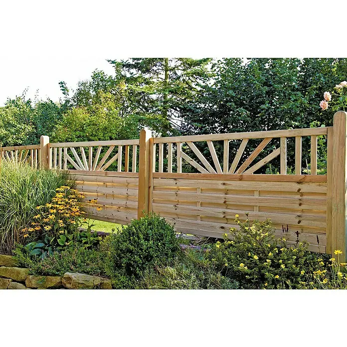 T & J Sichtschutzelement Freiburg - B x H: 180 x 90 cm, Braun - Bild einer Gartenzaun aus Holz mit dekorativen Elementen und bepflanzter Umgebung. Ideal zur Abgrenzung und als Gestaltungselement.