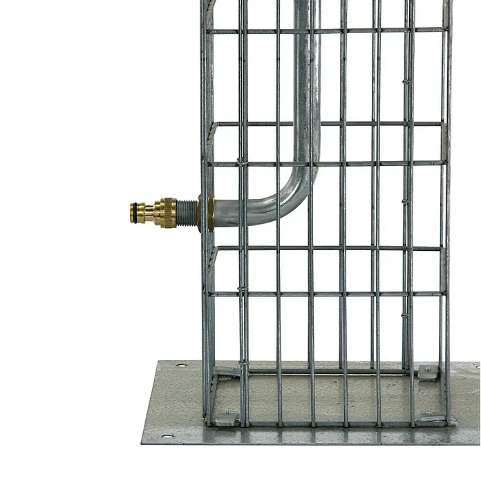 Bellissa Gabionensäule Gabione - 18,5 x 18,5 x 90,5 cm, Stahl, Maschenbreite: 25 mm, Maschenhöhe: 100 mm - Ein verzinkter Rohr-Wasserhahn mit Schnellkupplung ist in einem Drahtkäfig montiert, der auf einer Metallplatte steht.