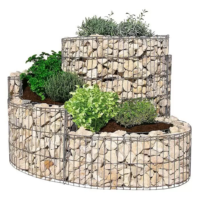 Bellissa Gabionen-Kräuterspirale - 90 x 110 x 60 cm, Stahl, Fassungsvermögen Erde: 200 kg - Gestuftes Gabionen-Hochbeet aus hellem Stein und Metallgitter, bepflanzt mit grünen Kräutern.