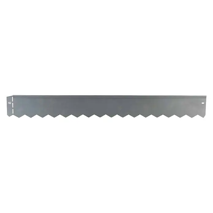 Bellissa Rasenkante Serra - 103 x 0,1 x 12 cm, Silber, Metall - Abgebildet ist ein Brotmesser mit gezackter Klinge auf schwarzem Hintergrund. Das Messer ist ideal zum Schneiden von Brot und Gebäck.