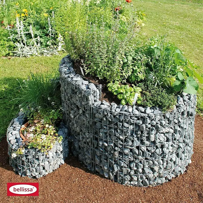 Bellissa Gabionen-Kräuterspirale - 90 x 110 x 60 cm, Stahl, Fassungsvermögen Erde: 200 kg - Bild einer Kräuterspirale aus Gabionen mit verschiedenen Kräutern bepflanzt, im Garten aufgestellt.
