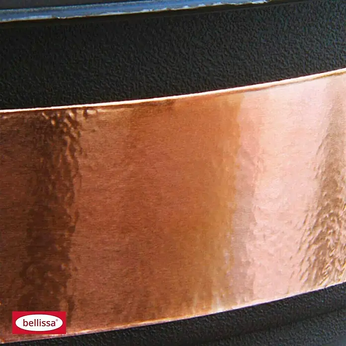 Bellissa Kupferband - Kupfer, Selbstklebend - Nahaufnahme eines Bellissa-Produktes mit einem markanten kupferfarbenen Detail, das durch seine Textur und Reflexionen ins Auge fällt.