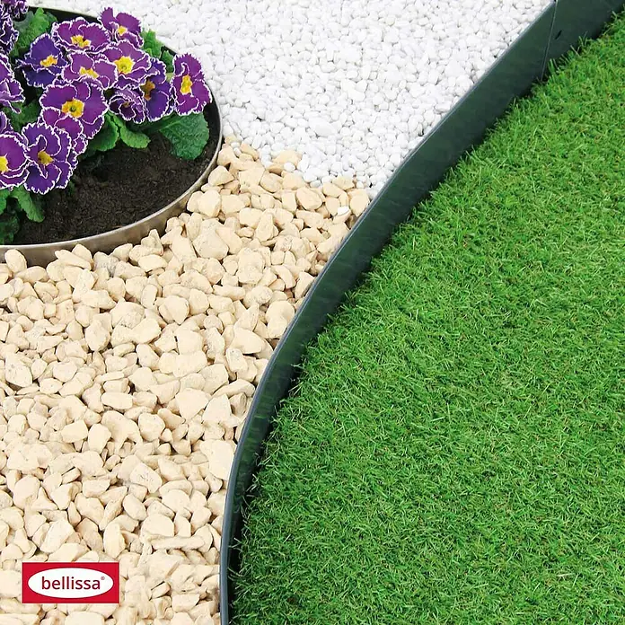 Bellissa Rasenkante Serra - 103 x 0,1 x 12 cm, Anthrazit, Metall - Gartenbild mit Bellissa Rasenkante, die einen grünen Rasen von Kies und Blumen trennt. Ideal für eine saubere und stilvolle Gartengestaltung.