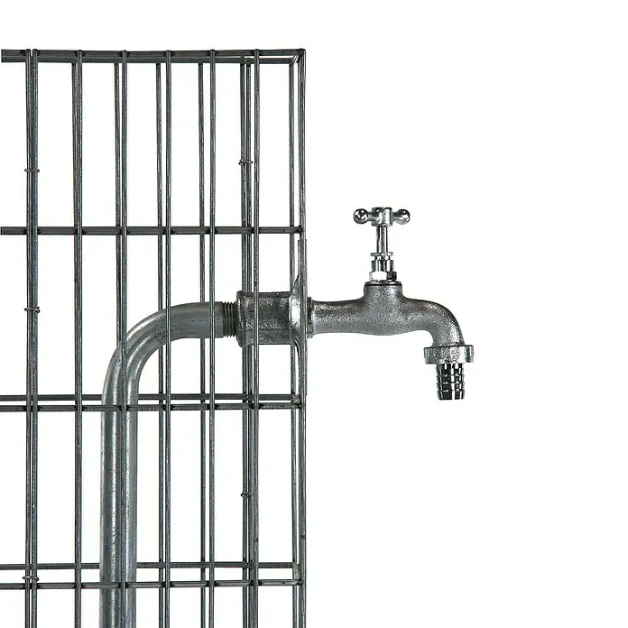 Bellissa Gabionensäule Gabione - 18,5 x 18,5 x 90,5 cm, Stahl, Maschenbreite: 25 mm, Maschenhöhe: 100 mm - Nahaufnahme eines metallenen Wasserhahns, der an einem Drahtgitter befestigt ist, mit Fokus auf Design und Material des Wasserhahns.