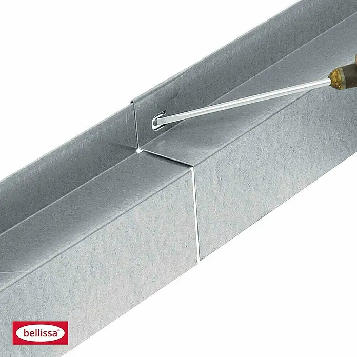 Bellissa Rasenkante Comfort - 118 x 9 cm, Metall, Verzinkt, Mähkante - Nahaufnahme eines Aluminiumkanals, der mit einem Werkzeug verbunden wird, und betont dessen Konstruktion und Befestigungsmethode.