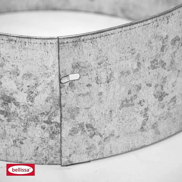 Bellissa Rasenkante Kreis - 40 x 13 cm, Stahl, Verzinkt - Nahaufnahme einer runden Backform aus Metall, die Stabilität und Präzision beim Backen verspricht. Ideal für kreative Backprojekte.