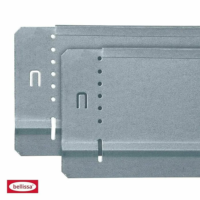 Bellissa Rasenkante Basic - 100 x 0,05 x 10 cm, Silber, Metall - Nahaufnahme zweier Bellissa Montagewinkel aus Metall mit Löchern und Schlitzen.