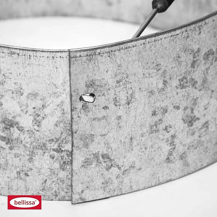 Bellissa Rasenkante Kreis - 30 x 13 cm, Stahl, Verzinkt - Nahaufnahme eines robusten Bellissa-Metallrings, ideal für Gartenprojekte und Pflanzstützen. Seine solide Konstruktion verspricht Langlebigkeit.