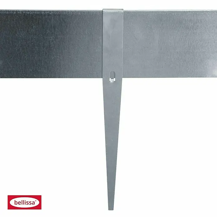 Bellissa Bodenanker RK12 - Passend für: Bellissa Rasenkanten mit 12,5 cm Höhe - Nahaufnahme einer Bellissa Rasenkante mit Erdanker für eine saubere und dauerhafte Beetbegrenzung im Garten.