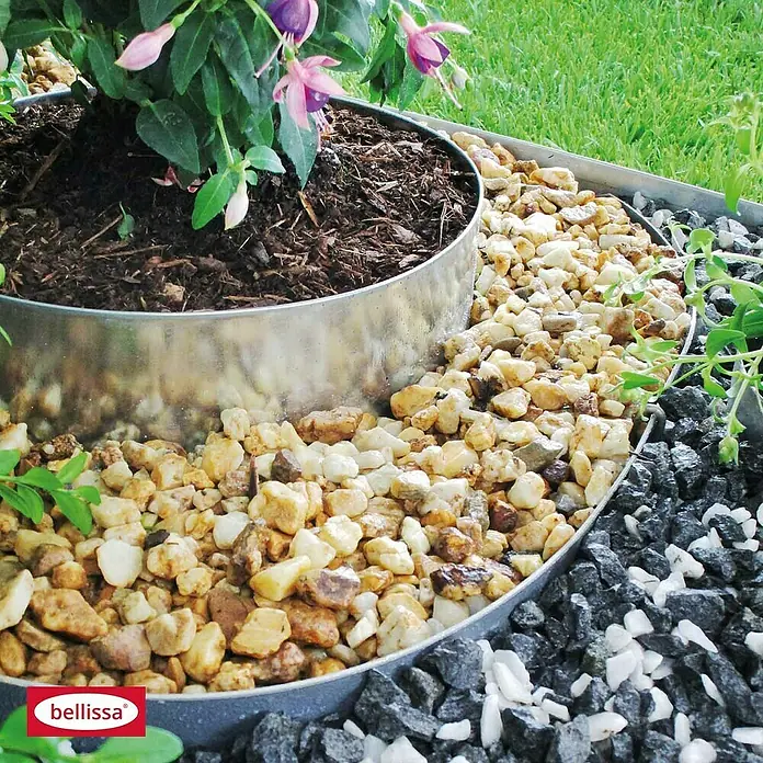 Bellissa Rasenkante Kreis - 20 x 13 cm, Stahl, Verzinkt - Nahaufnahme einer Bellissa-Gartengestaltung mit Metallumrandung, Zierkies und einer blühenden Pflanze im Beet.