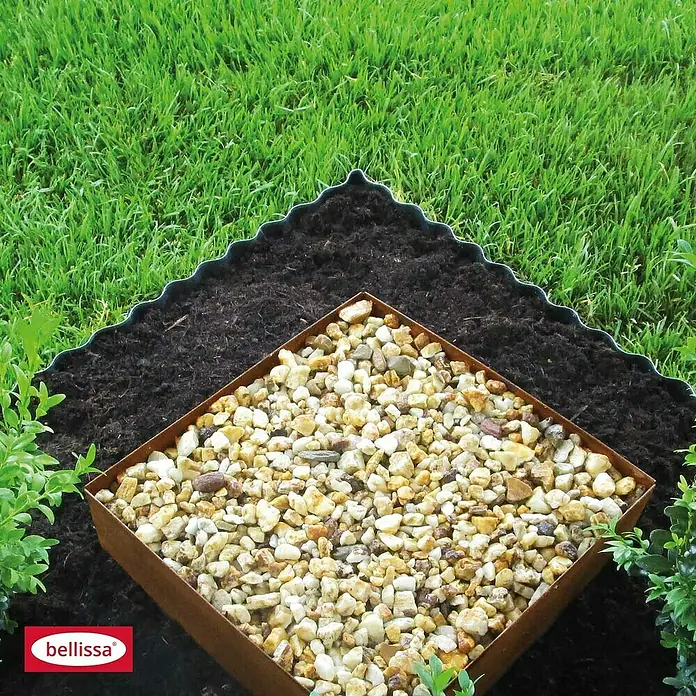 Bellissa Rasenkante Welle - 500 x 14 cm, Metall, Verzinkt - Nahaufnahme einer Bellissa-Garteneinfassung, die Rasen, Erde und dekorative Steine sauber voneinander trennt.