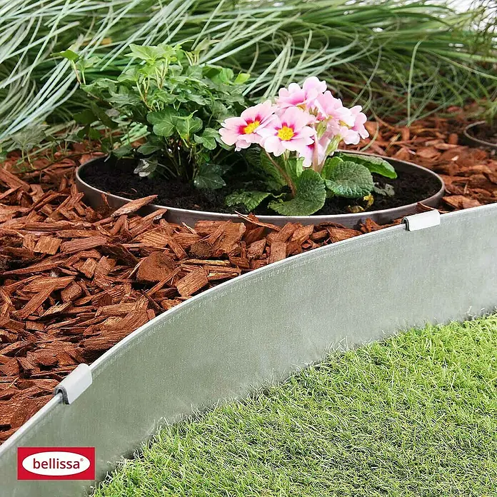 Bellissa Bodenanker RK12 - Passend für: Bellissa Rasenkanten mit 12,5 cm Höhe - Produktbild einer Bellissa Rasenkante aus Metall, die einen Gartenbereich mit Blumen und Mulch abgrenzt.