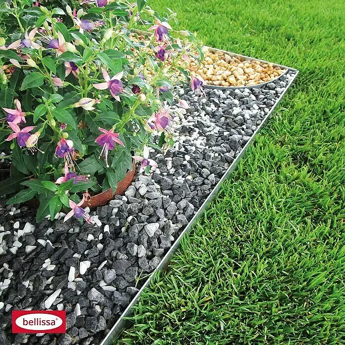 Bellissa Rasenkante - Metall, Verzinkt - Metall-Gartenkante trennt Rasen und Beet mit Zierkies und einer Fuchsienpflanze sauber ab.