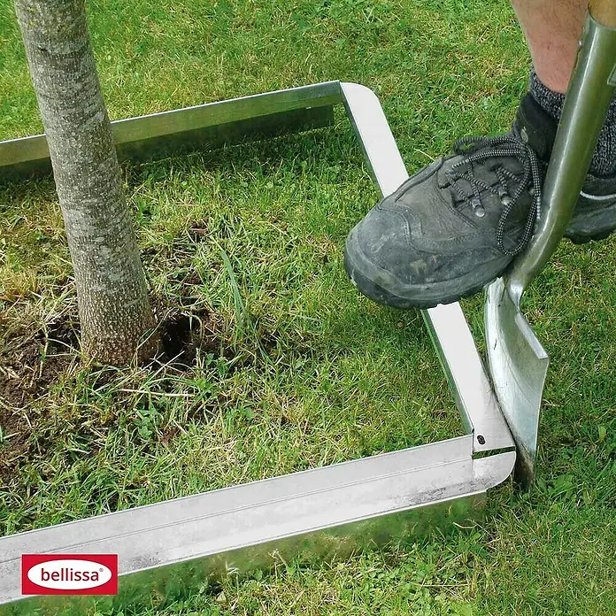 Bellissa Rasenkante Comfort - 118 x 9 cm, Metall, Verzinkt, Mähkante - Bild eines Bellissa-Produkts, das als Baumschutzvorrichtung im Garten verwendet wird.\n
