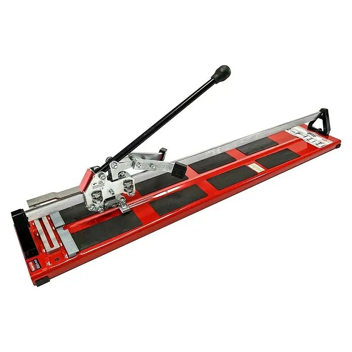Heka Handfliesenschneider ROLLER CUT - Max. Schnittlänge: 1.000 mm, Max. Fliesenstärke: 12 mm - Nahaufnahme eines Fliesenschneiders mit roter Basis und schwarzem Griff, der für präzise Schnitte ausgelegt ist.