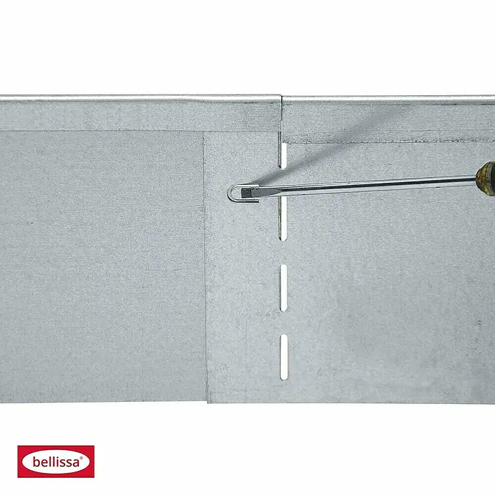 Bellissa RasenkanteMetall, Verzinkt, Gebördelte Oberkante - Detailansicht einer Bellissa Metalleinfassung mit Verbindungselement, das mit einem Schraubendreher fixiert wird.